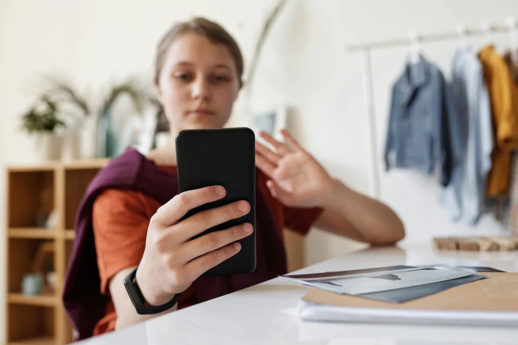 closing extra apps to reduce video call lag at home
