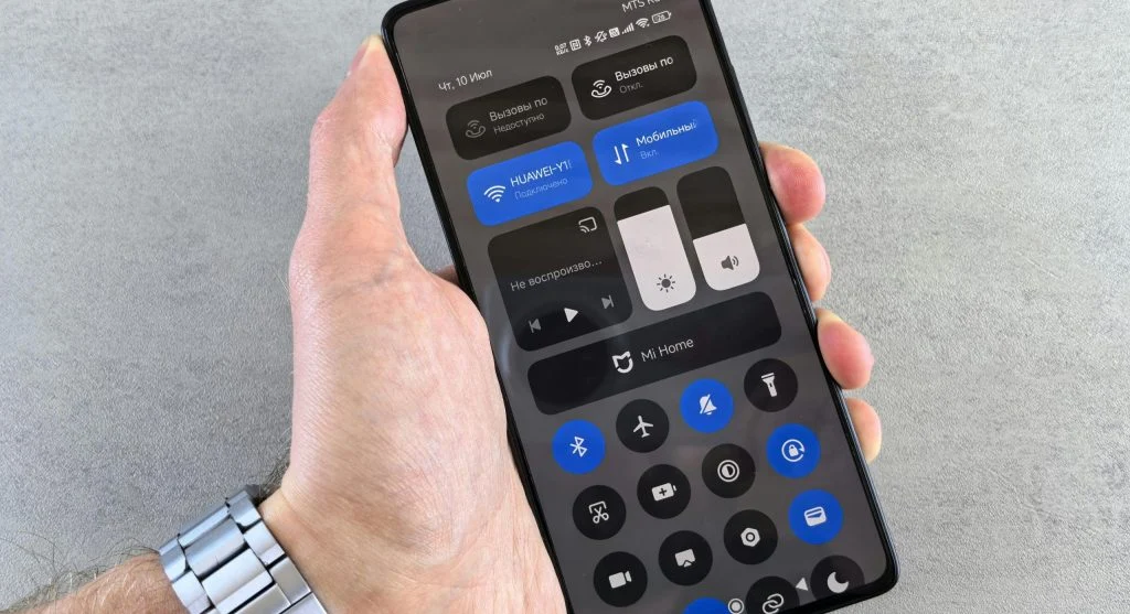 user starting to check battery health on a phone through settings
