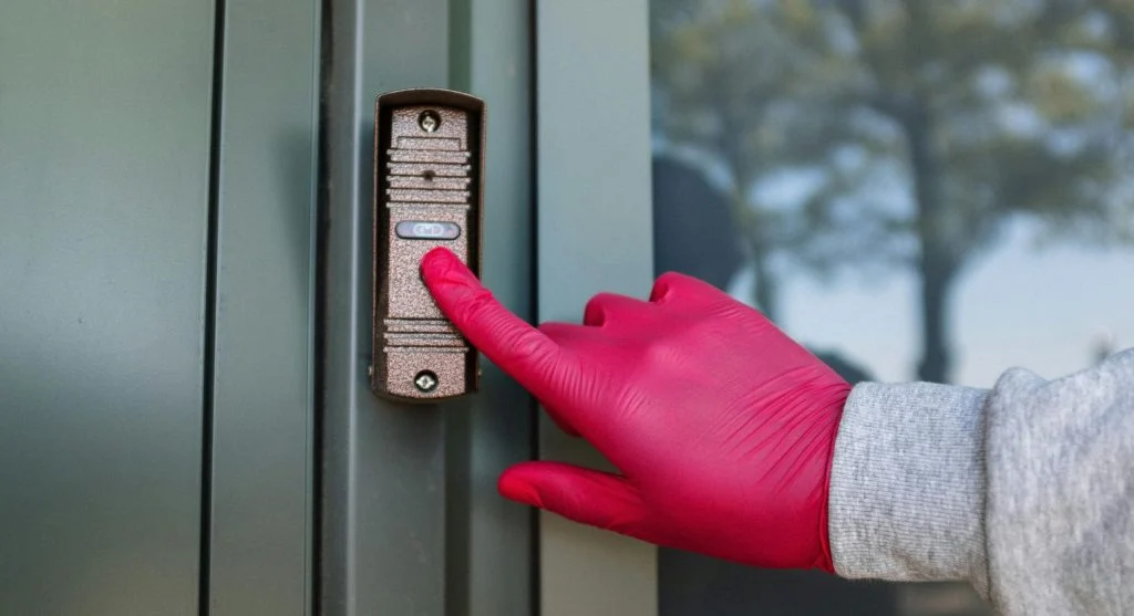 live app view showing how smart doorbells work with visitor alerts