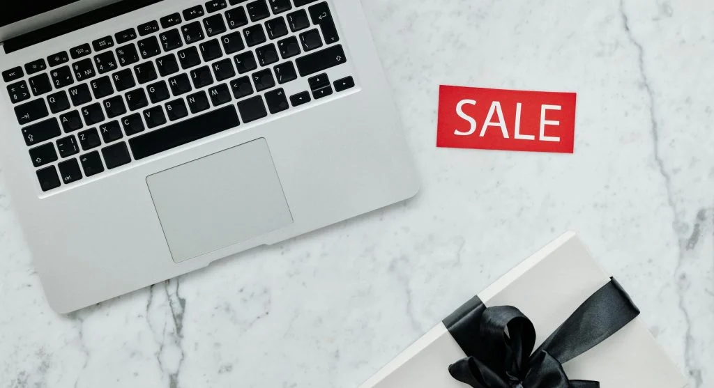 fake online stores often use polished discount banners to create trust