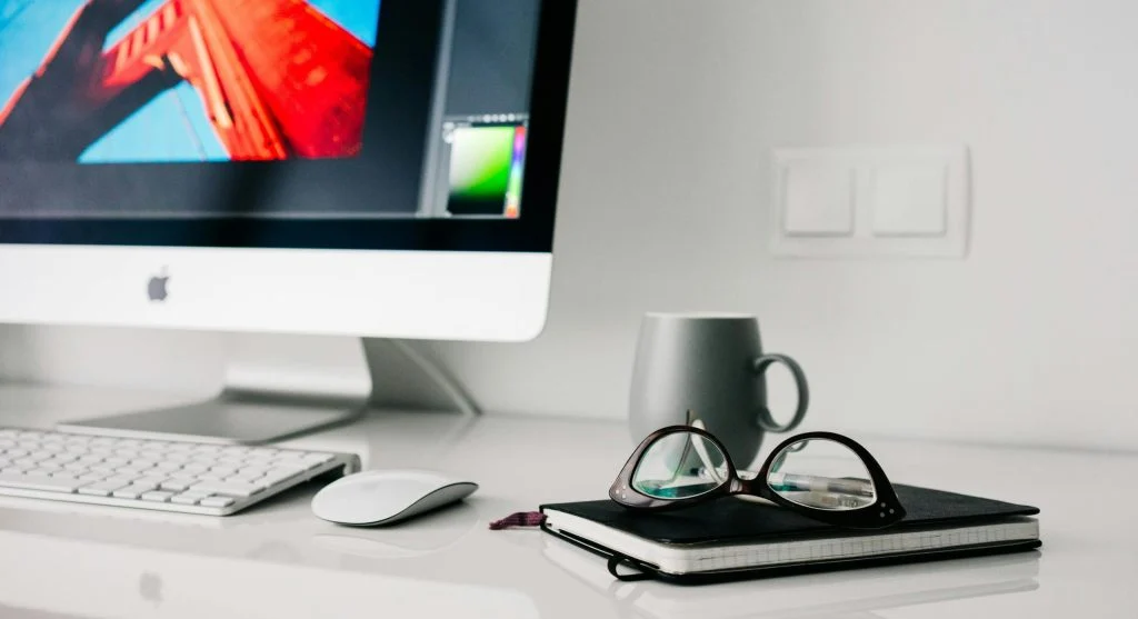 How to Reduce Desktop Clutter So a Computer Feels Easier to Use