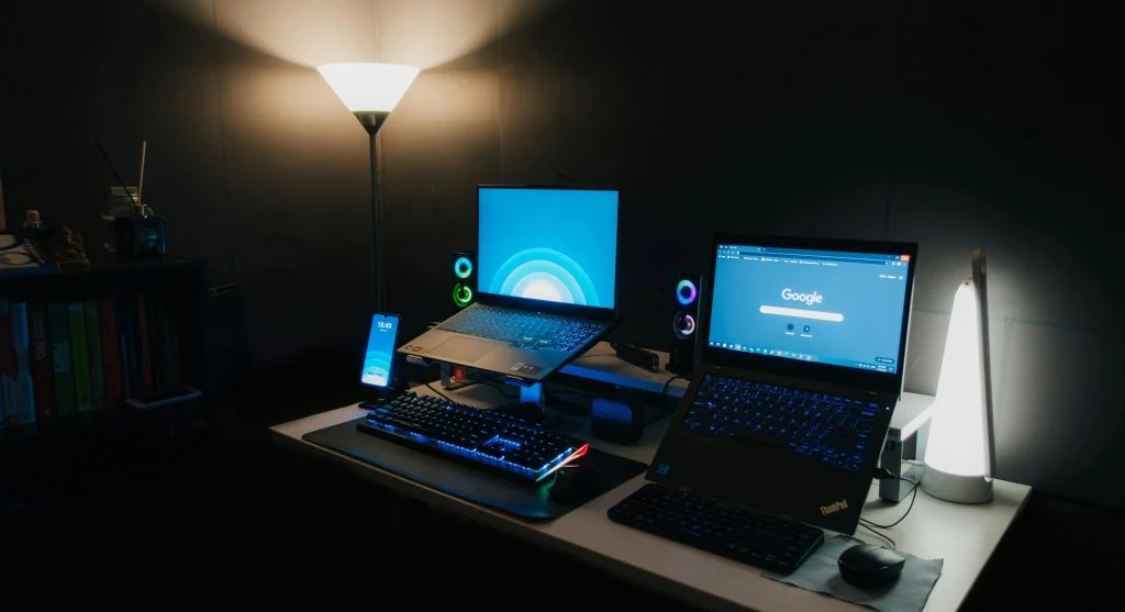 connected everyday devices sharing context in an ambient computing setup