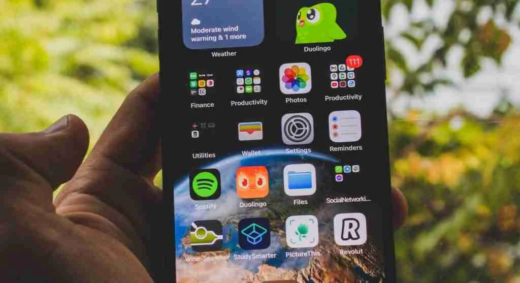 Cluttered phone layout showing why users organize your phone home screen